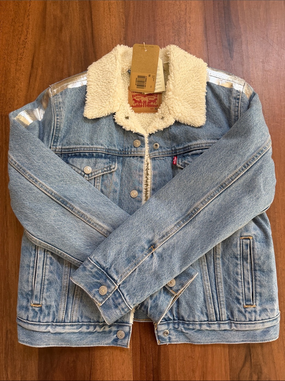 Levi's women’s Light Blue Denim Jacket with Cream Sherpa Collar xs